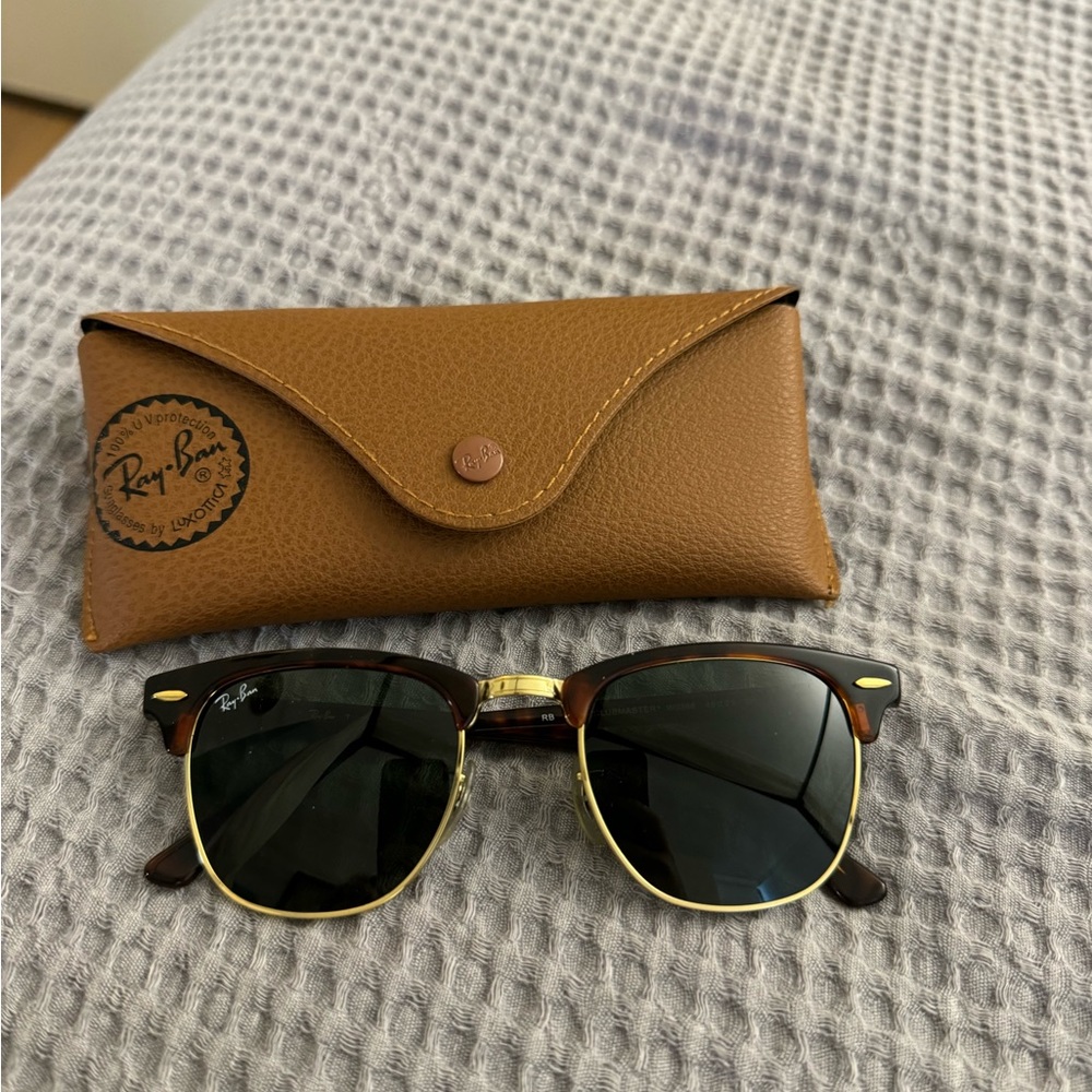Ray-Ban clubmaster classic. Black lenses w/ tortoiseshell arms with gold frames.